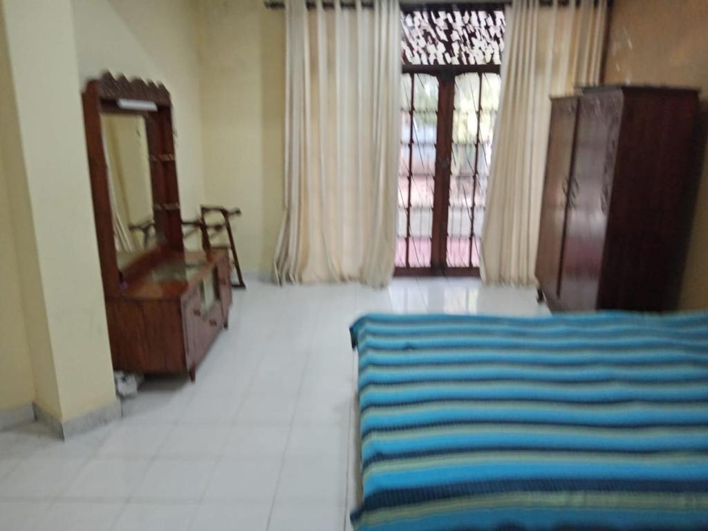 Postel nebo postele na pokoji v ubytování Shalom Residencies