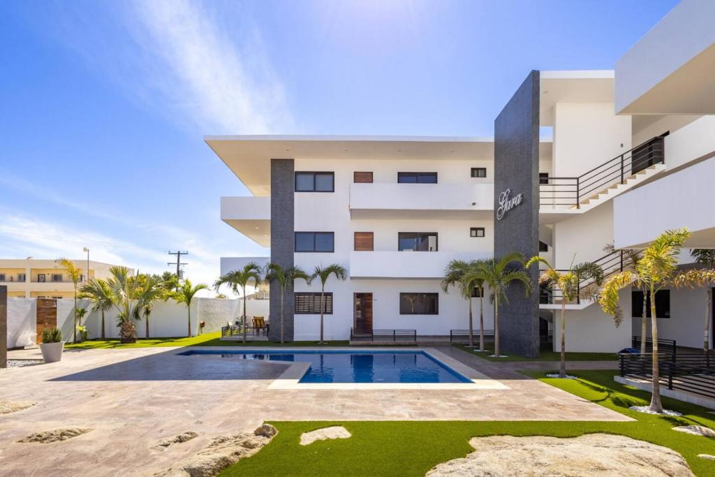 a building with a swimming pool in front of it at Comodidad, lujo y privacidad in Cabo San Lucas