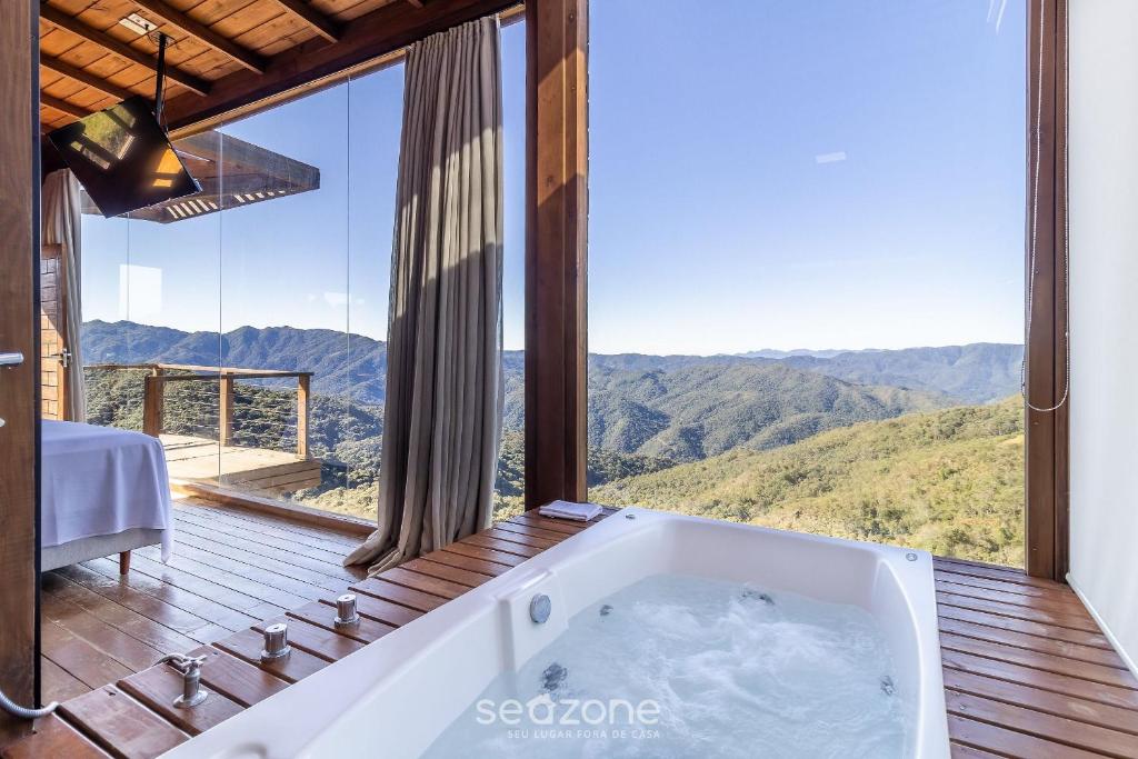 Nespecifikovaný výhled na hory nebo výhled na hory při pohledu z prázdninového domu