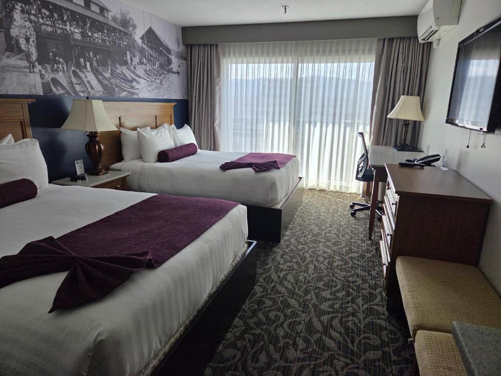 Postel nebo postele na pokoji v ubytování The Royal Anne Hotel