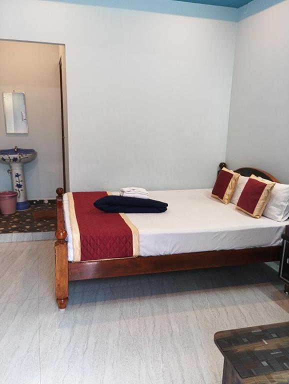 Postel nebo postele na pokoji v ubytování PANMOZHI RESIDENCY