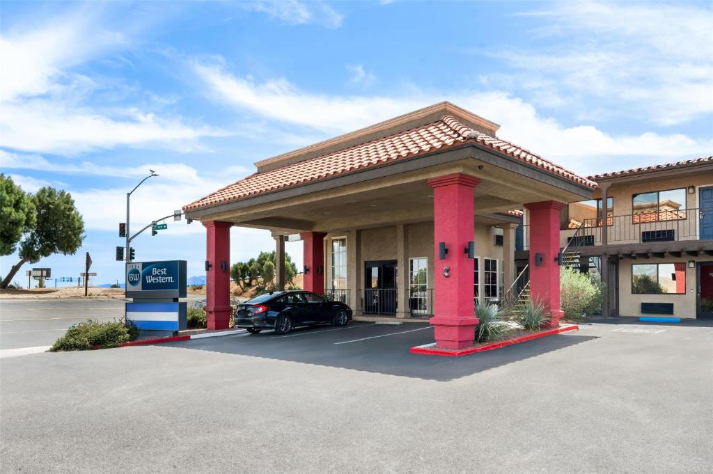 une voiture garée devant une station-service dans l'établissement Best Western Desert Villa Inn, à Barstow