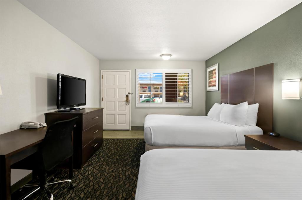 Un ou plusieurs lits dans un hébergement de l'établissement Best Western Desert Villa Inn
