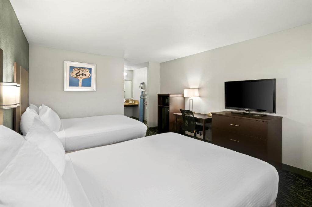 Un ou plusieurs lits dans un hébergement de l'établissement Best Western Desert Villa Inn