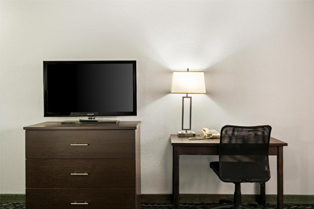 Télévision ou salle de divertissement dans l'établissement Best Western Desert Villa Inn