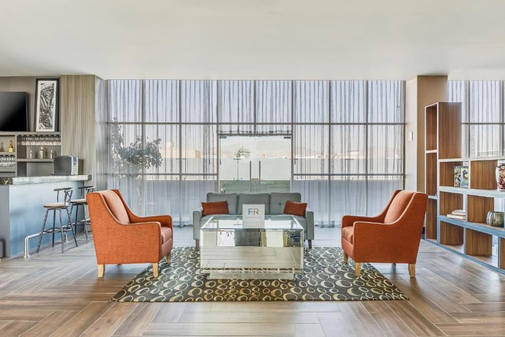 a living room with two chairs and a couch at Gamma Toluca in Toluca