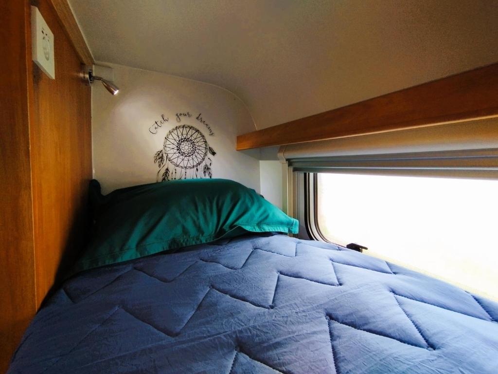 Postel nebo postele na pokoji v ubytování Ella's Camper