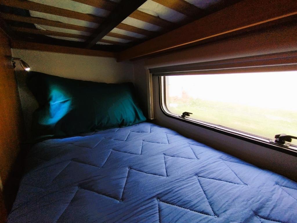 Postel nebo postele na pokoji v ubytování Ella's Camper