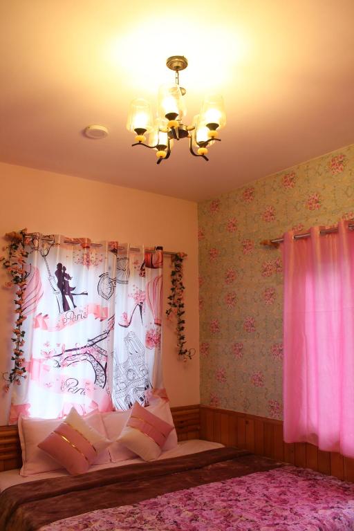 Postel nebo postele na pokoji v ubytování Flugafen B&B- A Peaceful home in Apple Orchards