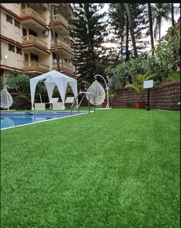 Zahrada ubytování Stylish Poolside 2BHK Near Candolim to Eat, Chill, Party Nearby