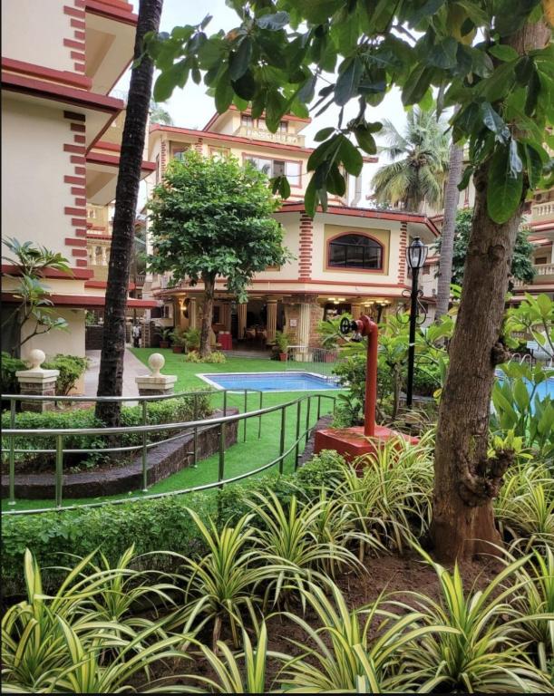 Zahrada ubytování Stylish Poolside 2BHK Near Candolim to Eat, Chill, Party Nearby