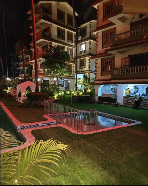 Bazén v ubytování Stylish Poolside 2BHK Near Candolim to Eat, Chill, Party Nearby nebo v jeho okolí