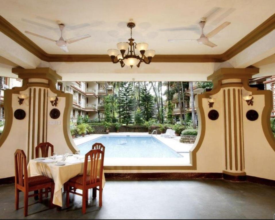 Bazén v ubytování Stylish Poolside 2BHK Near Candolim to Eat, Chill, Party Nearby nebo v jeho okolí