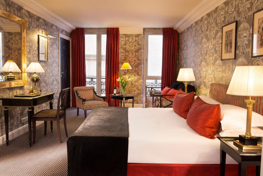 パリにあるHotel La Villa d'Estrées - Saint-Germainのベッドと机があるホテルの部屋