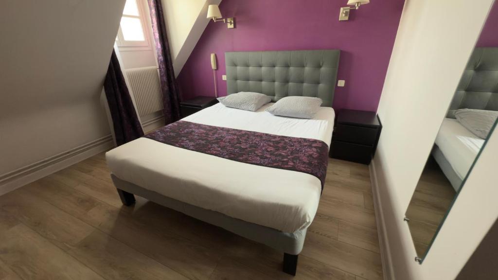 Postel nebo postele na pokoji v ubytování Logis Hotel Restaurant des Voyageurs