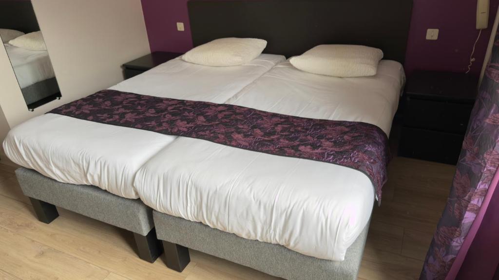 Postel nebo postele na pokoji v ubytování Logis Hotel Restaurant des Voyageurs
