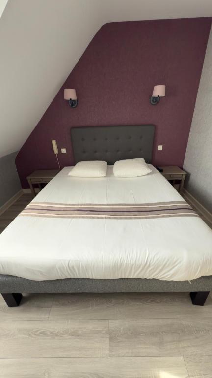 Postel nebo postele na pokoji v ubytování Logis Hotel Restaurant des Voyageurs