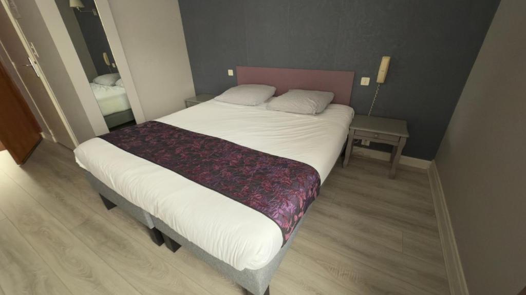 Postel nebo postele na pokoji v ubytování Logis Hotel Restaurant des Voyageurs