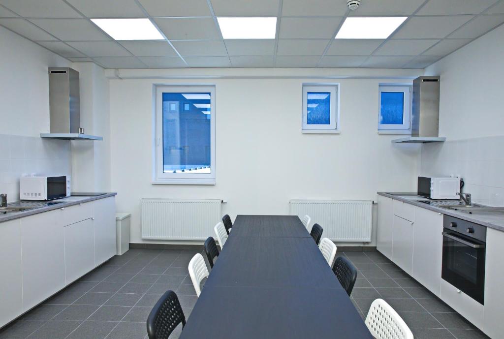 Kuchyň nebo kuchyňský kout v ubytování Hostel Optimum Devínska