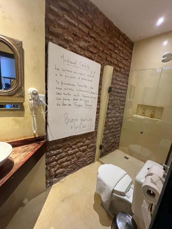 Koupelna v ubytování Apto com Arte no Pelourinho