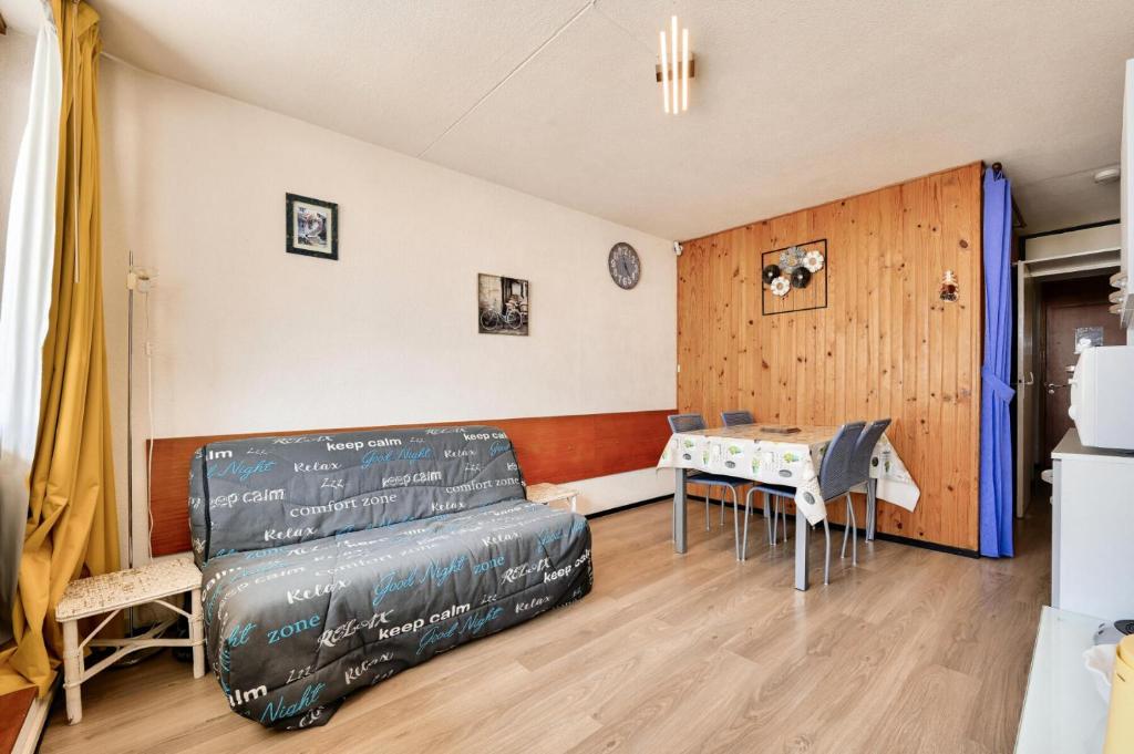 une pièce avec une table et une salle à manger dans l'établissement Résidence Le Tourmalet - maeva Home - Studio au pied des pistes 4 personnes - Confort MAE-8911, à La Mongie