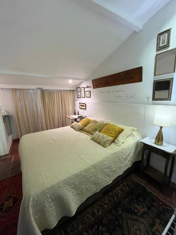 Postel nebo postele na pokoji v ubytování Apto com Arte no Pelourinho