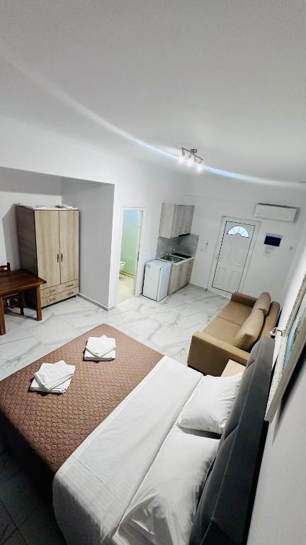 Postel nebo postele na pokoji v ubytování VANGJELIS HOTEL