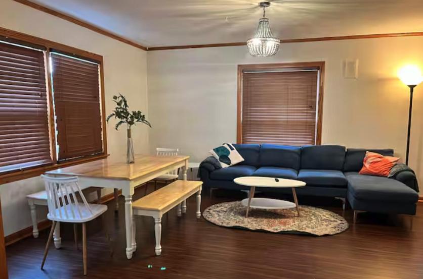 Posezení v ubytování 20 plus percent OFF! 4BR, 2 BT Spacious Home in Cuyahoga Falls, Parking, Pets Ok