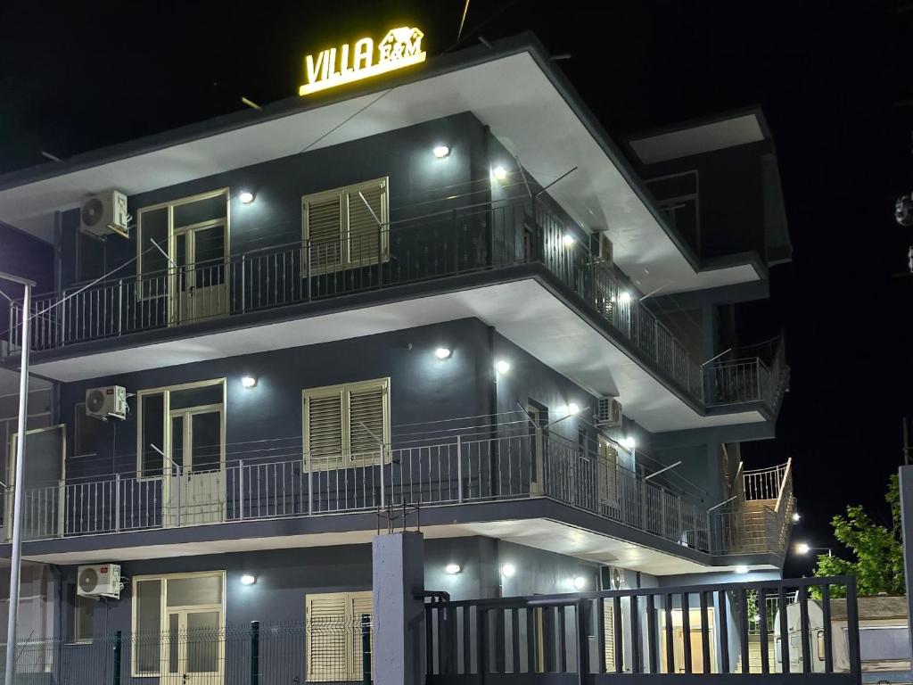 Villa E & M في فلوره: مبنى باللونين الأبيض والأسود مع شرفات في الليل