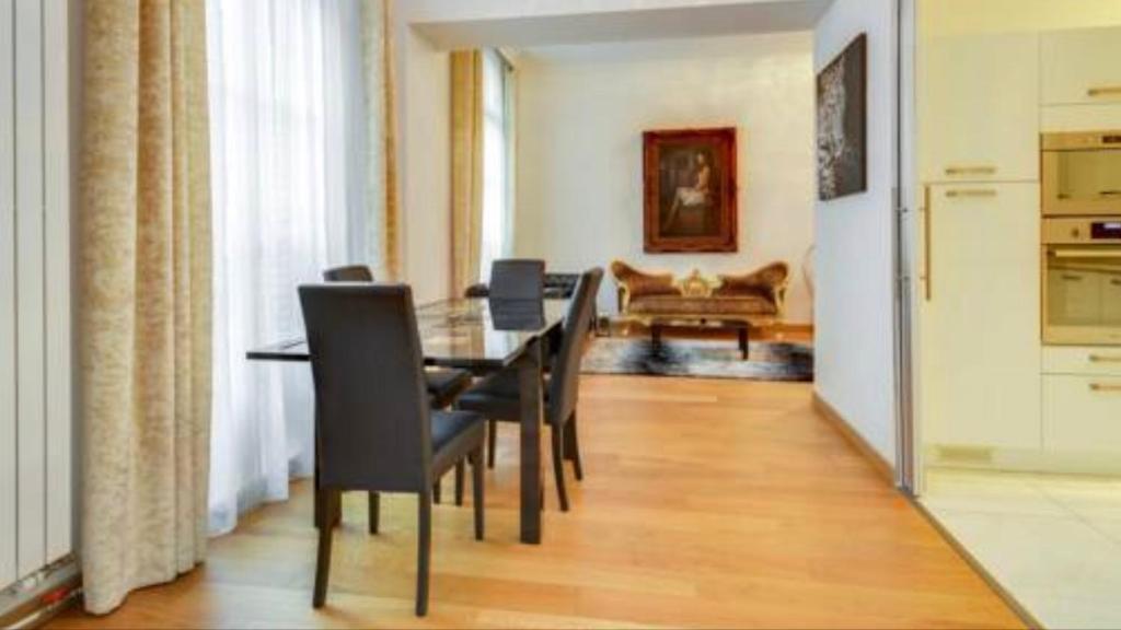 Posedenie v ubytovaní LE LOUVRE - MONTORGEUIL résidence hôtel