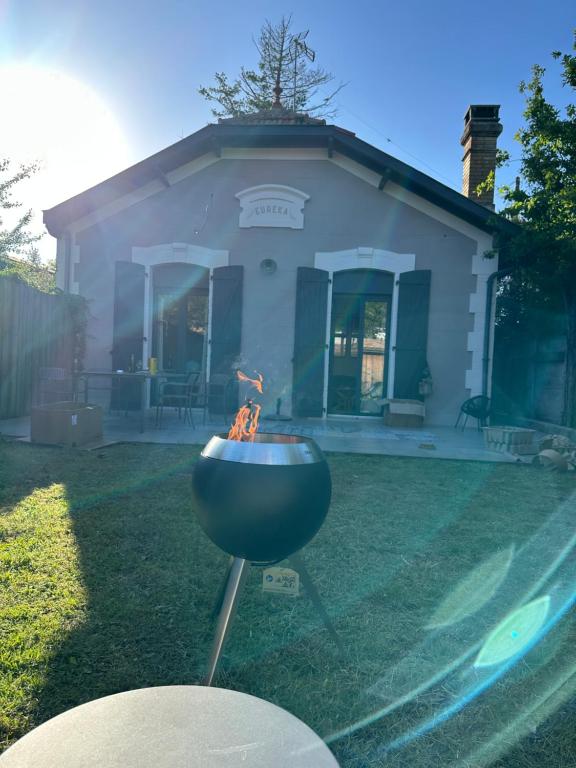 - un barbecue dans la cour d'une maison dans l'établissement Eureka Air conditioned Villa Abatilles, à Arcachon