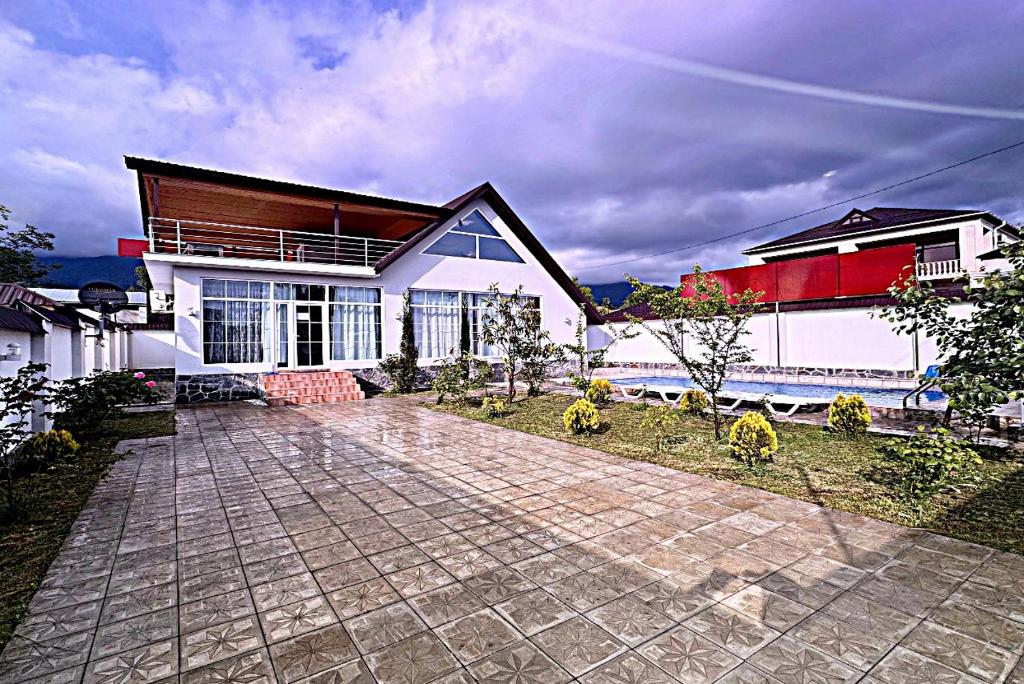 una casa con un camino enfrente en Luxury house Gabala 2, en Gabala