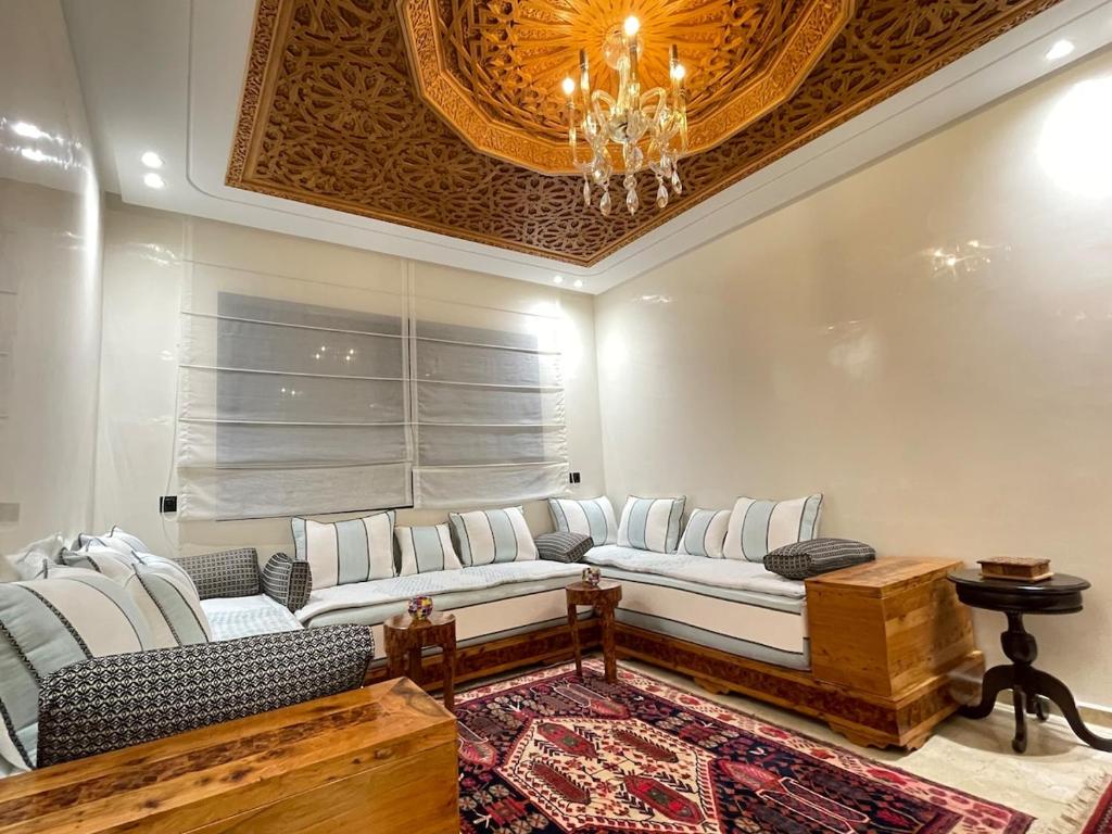 Image of Nafhat al arz - Moroccan and refined