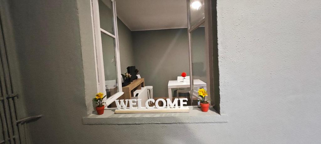 una finestra con un cartello che dice che veniamo di Favaro di là 2 a Favaro