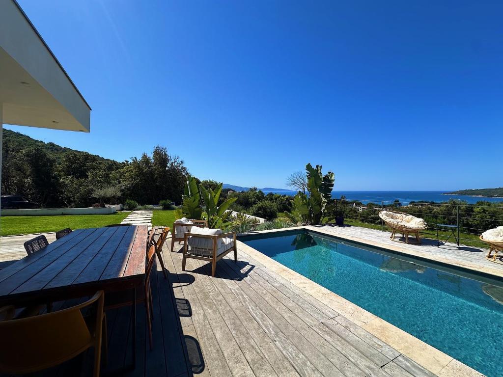 Bazén v ubytování Villas de standing avec magnifique vue mer et piscines privées, Sagone nebo v jeho okolí