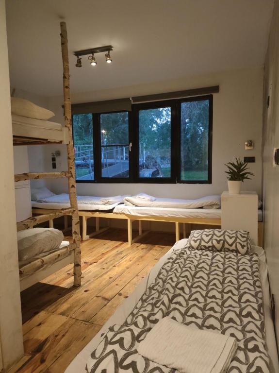Postel nebo postele na pokoji v ubytování ArkaBarka Floating Hostel