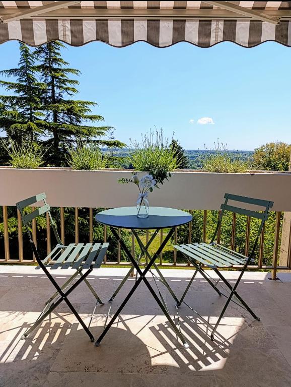 a table and two chairs sitting on a balcony at Charmant Studio, 2 personnes, 25 minutes du Zoo de Beauval in Montrichard
