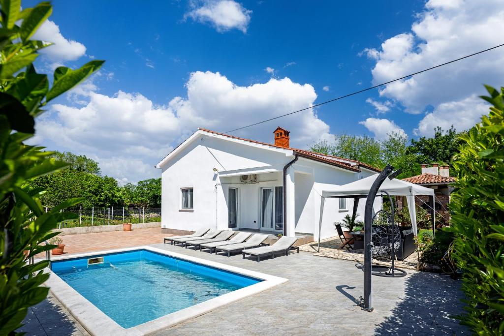 Villa Kristina Family Retreat with Pool - Happy Rentals