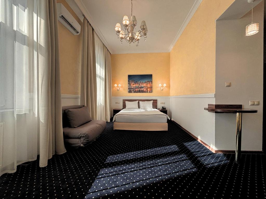 Postel nebo postele na pokoji v ubytování Odeska Astoria