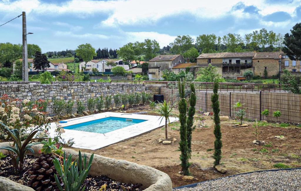 giardino con piscina in un cortile di 4 Bedroom Gorgeous Home In Tournissan a Tournissan