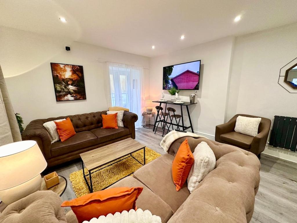 ein Wohnzimmer mit Sofa und Fernseher in der Unterkunft Brecon beacons Cottage with Cinema Room sleeps 5 in Pont Sticill