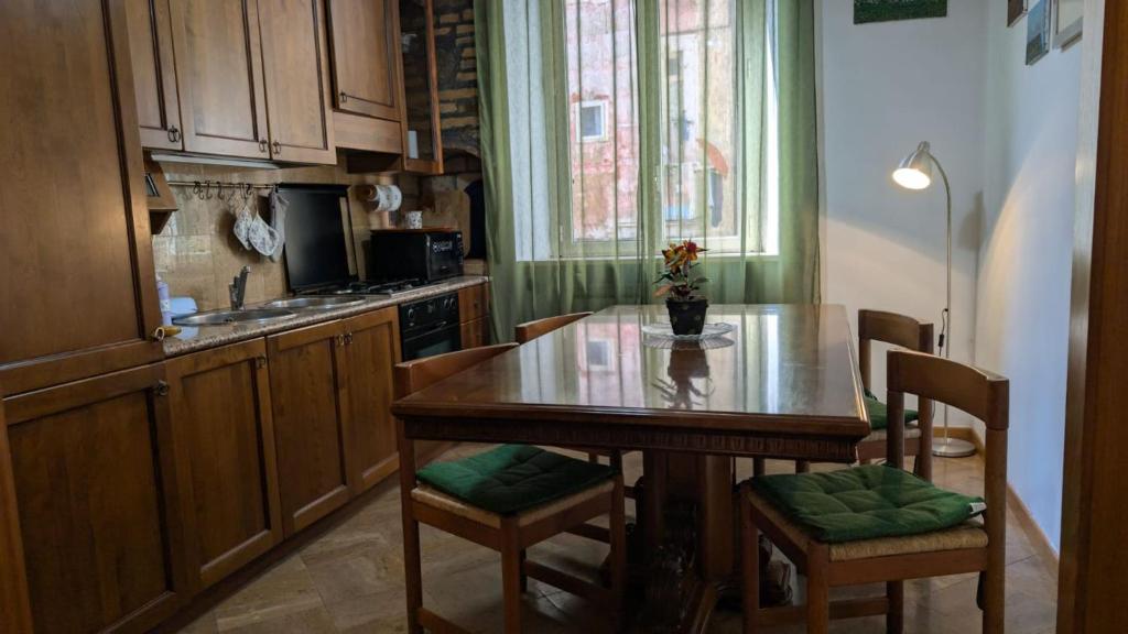Kuchyňa alebo kuchynka v ubytovaní Termini Colosseum apartment