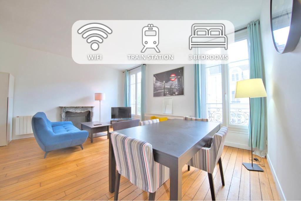 een eetkamer met een tafel en stoelen bij Papeete 3 bedrooms in Reims