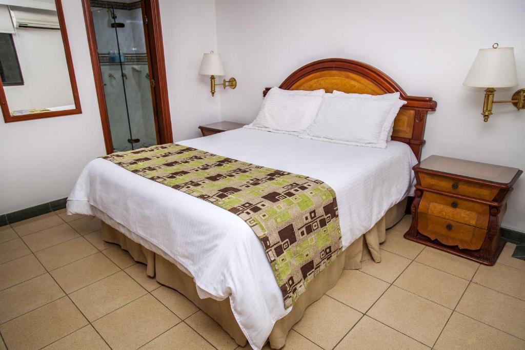 Postel nebo postele na pokoji v ubytování Hotel Casa Laureles