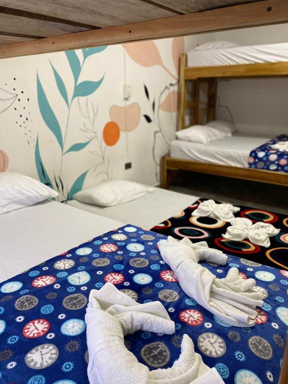 Una cama o camas en una habitación de HOSTAL LAS FLORES