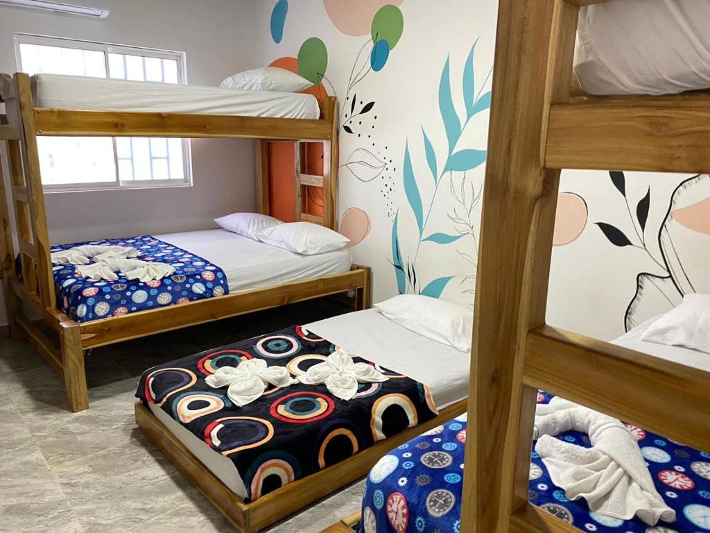 Una cama o camas en una habitación de HOSTAL LAS FLORES