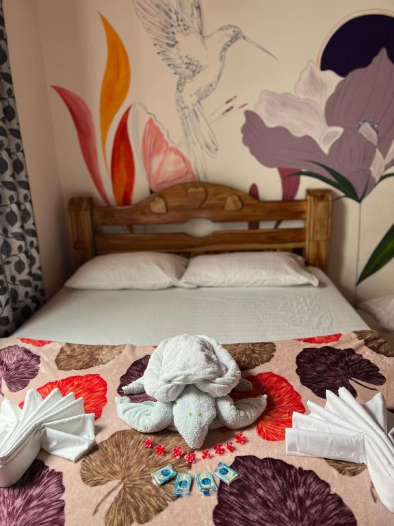 Una cama o camas en una habitación de HOSTAL LAS FLORES