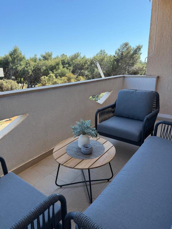 Balkón nebo terasa v ubytování Apartmani Pernjak