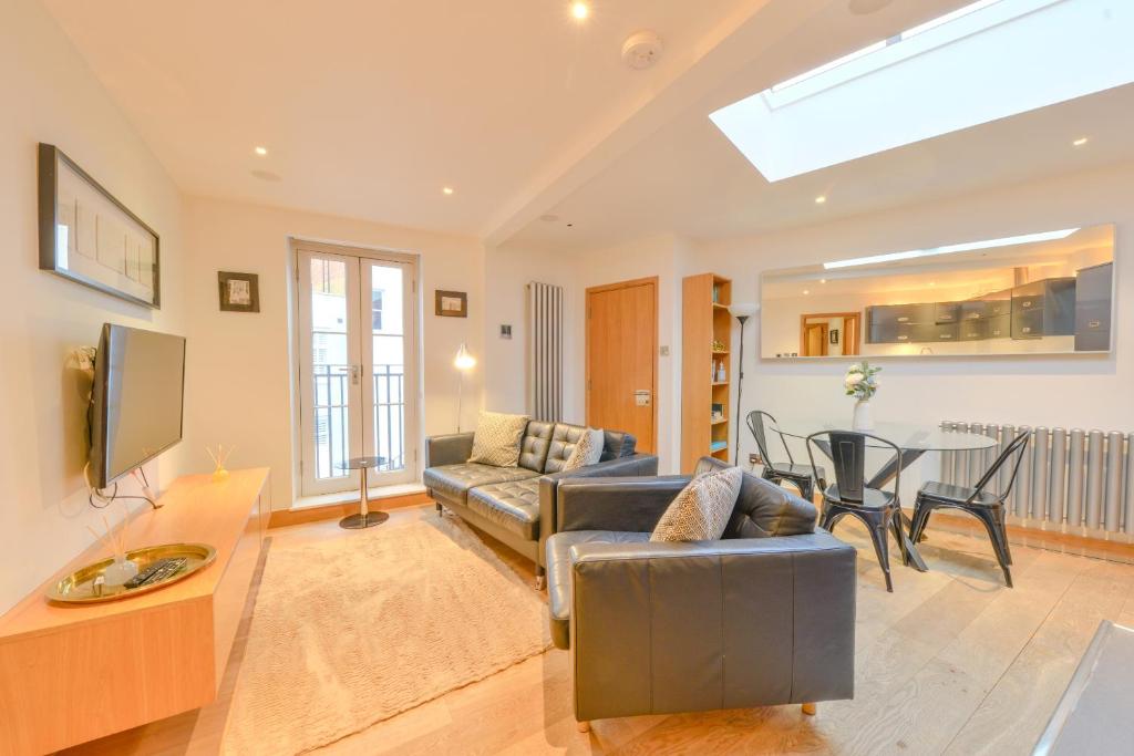 Χώρος καθιστικού στο Central Two Bedroom Apartments St Albans By Central Stays Short Lets & Serviced Accommodation With Free Parking