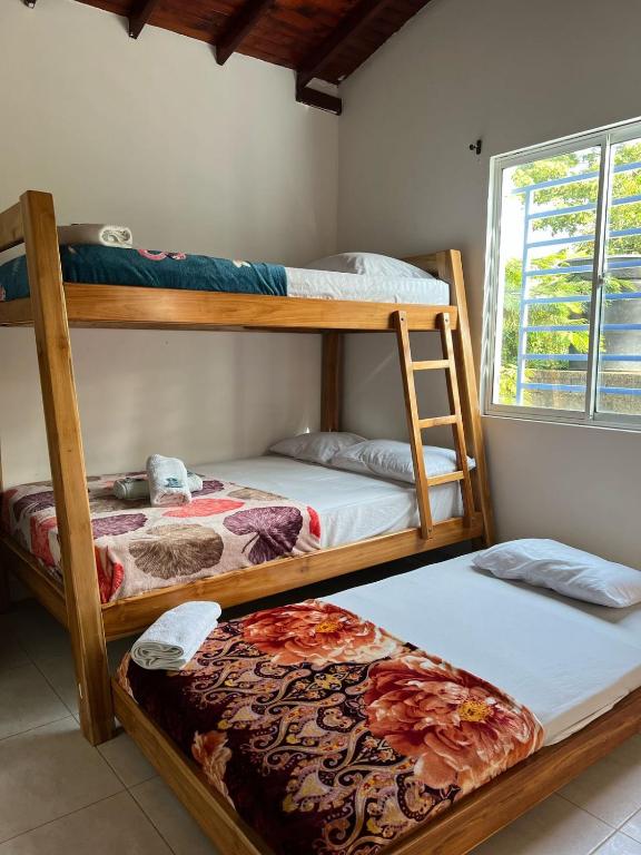 Una cama o camas en una habitación de HOSTAL LAS FLORES